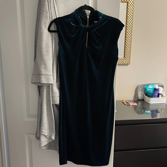 Green dress perfect for the holidays or events - Picture 1 of 2